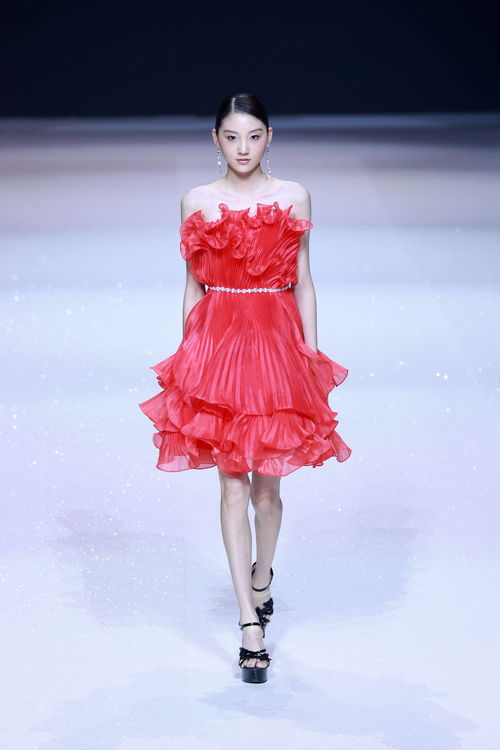 插畫(huà)幻鏡 蔡彪在京時(shí)裝發(fā)布，以筆觸為線，織就流動(dòng)的霓裳詩(shī)篇